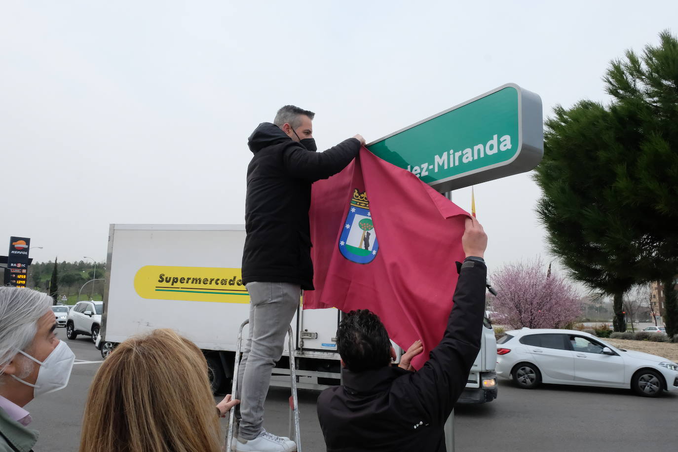 El político gijonés Torcuato Fernández-Miranda pone nombre desde este miércoles a una plaza madrileña. El alcalde de la capital, José Luis Martínez-Almeida, ha afirmado que con este hecho se remedia «una injusticia». Enrique Fernández-Miranda, hijo del gijonés, ha subrayado que se homenajea al «espíritu de concordia de la Transición''