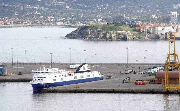 El barco 'Norman Atlántic' amarrado en El Musel poco antes de iniciar su último viaje a Nantes-Saint Nazaire, en 2014 