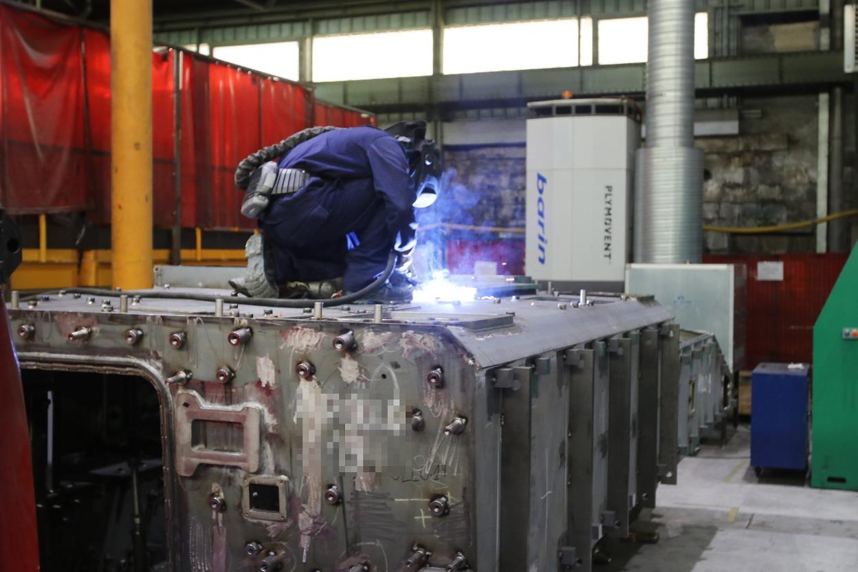 Un soldador trabaja en la barcaza de un blindado en Trubia. 