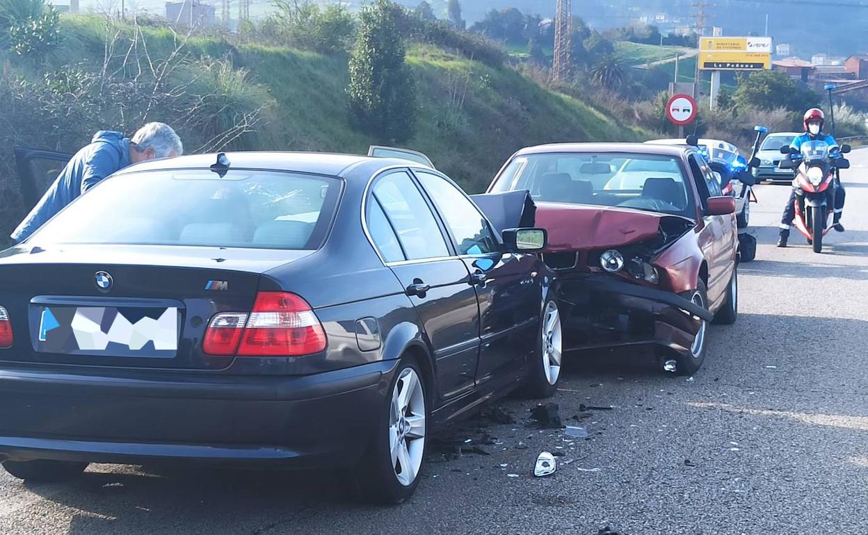 Los dos coches accidentados en Tremañes.