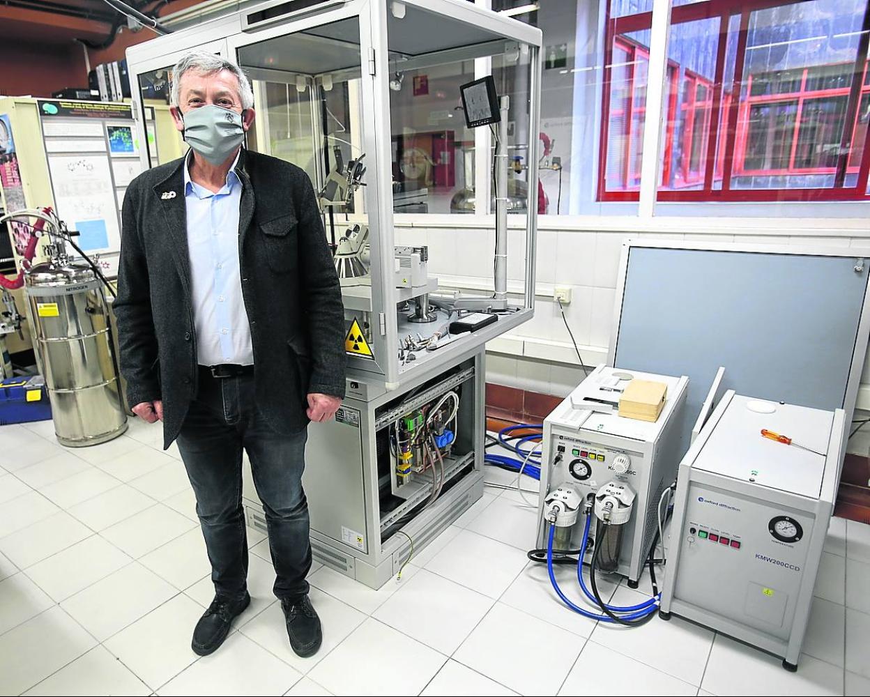 García Granda, en el laboratorio del Grupo de Síntesis, Estructura y Aplicación Tecnológica de Materiales