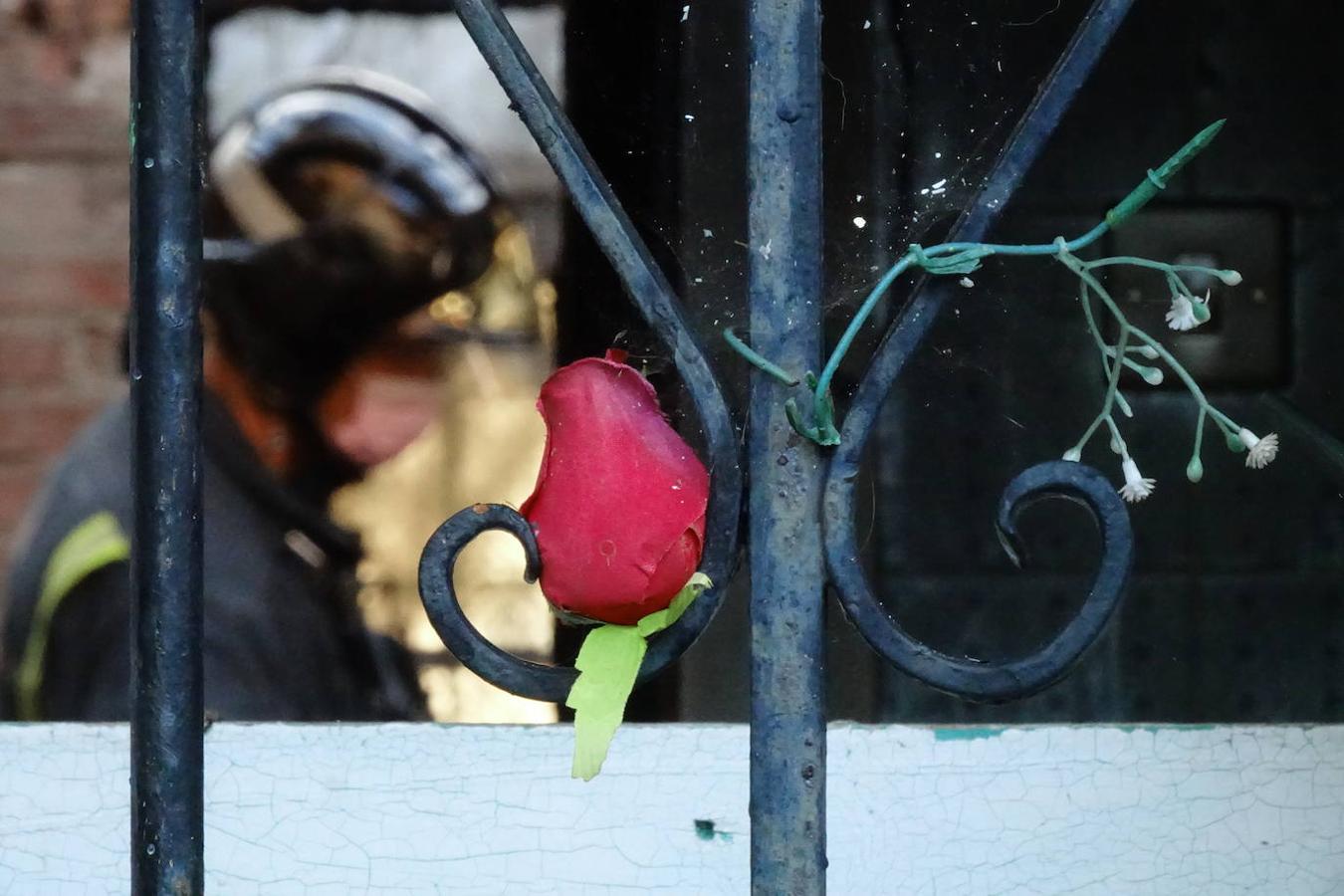 Brutal incendio en Ribadesella. Dos personas han resultado heridas de consideración, con quemaduras de gravedad. La vivienda, de una planta y ubicada en las inmediaciones de la estación de tren, quedó afectada en su totalidad.
