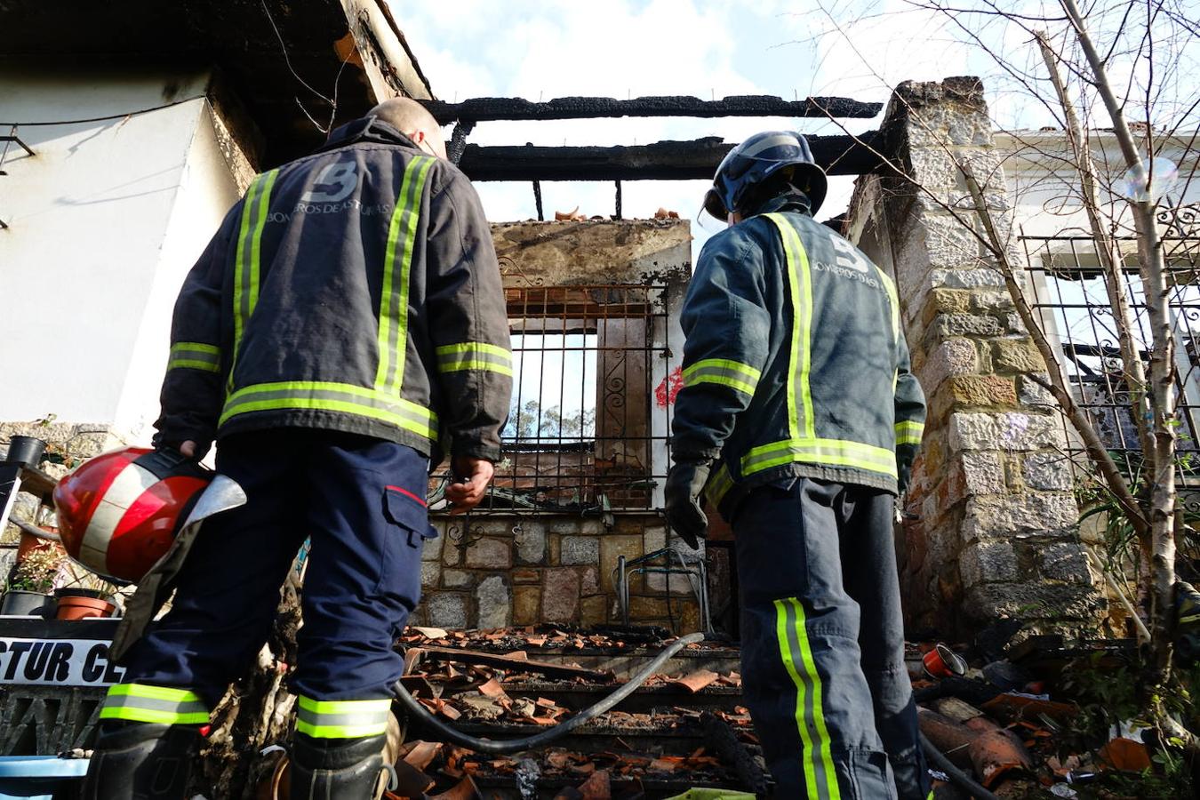 Brutal incendio en Ribadesella. Dos personas han resultado heridas de consideración, con quemaduras de gravedad. La vivienda, de una planta y ubicada en las inmediaciones de la estación de tren, quedó afectada en su totalidad.