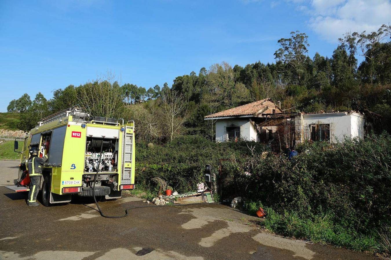 Brutal incendio en Ribadesella. Dos personas han resultado heridas de consideración, con quemaduras de gravedad. La vivienda, de una planta y ubicada en las inmediaciones de la estación de tren, quedó afectada en su totalidad.