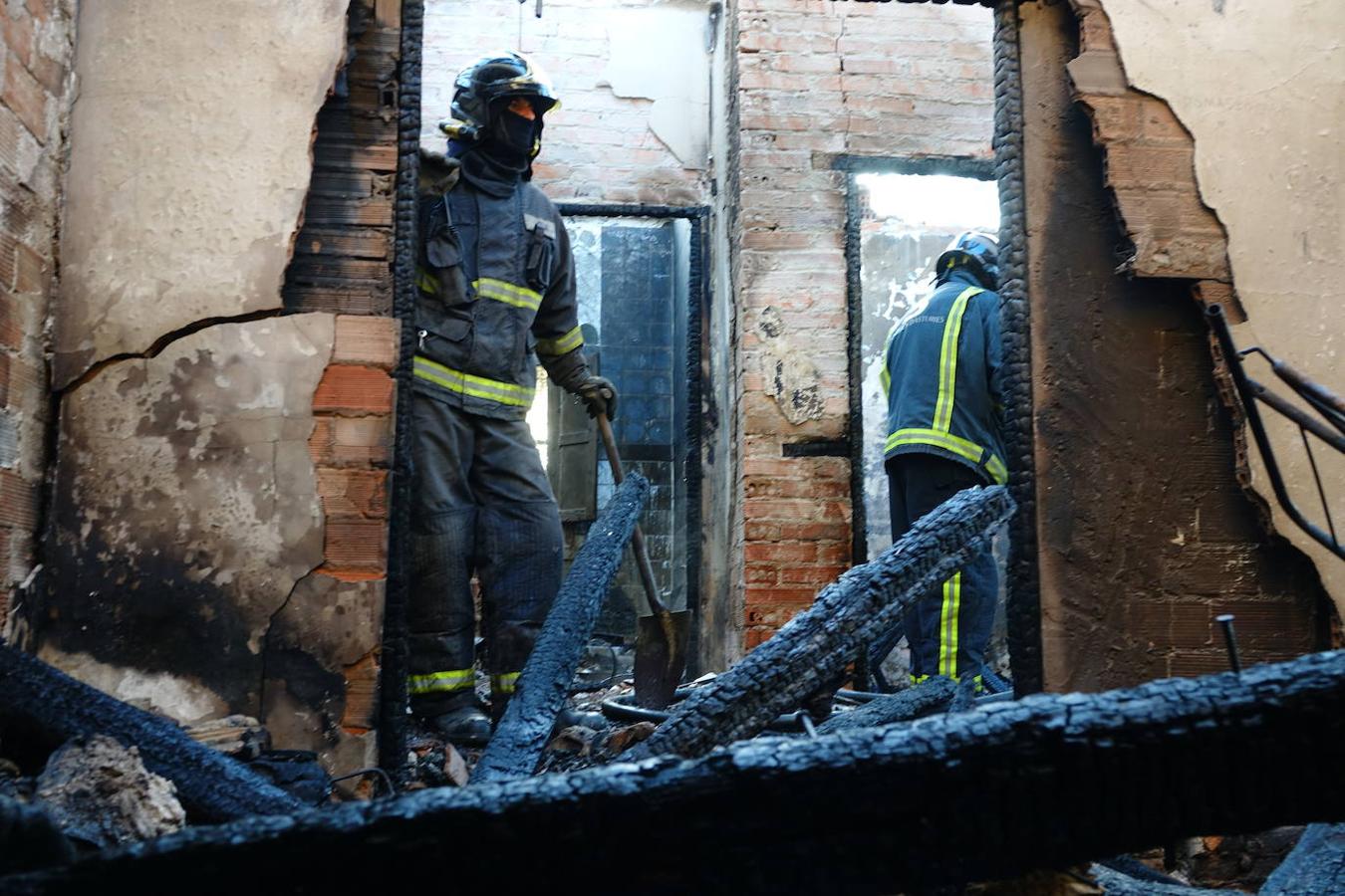 Brutal incendio en Ribadesella. Dos personas han resultado heridas de consideración, con quemaduras de gravedad. La vivienda, de una planta y ubicada en las inmediaciones de la estación de tren, quedó afectada en su totalidad.