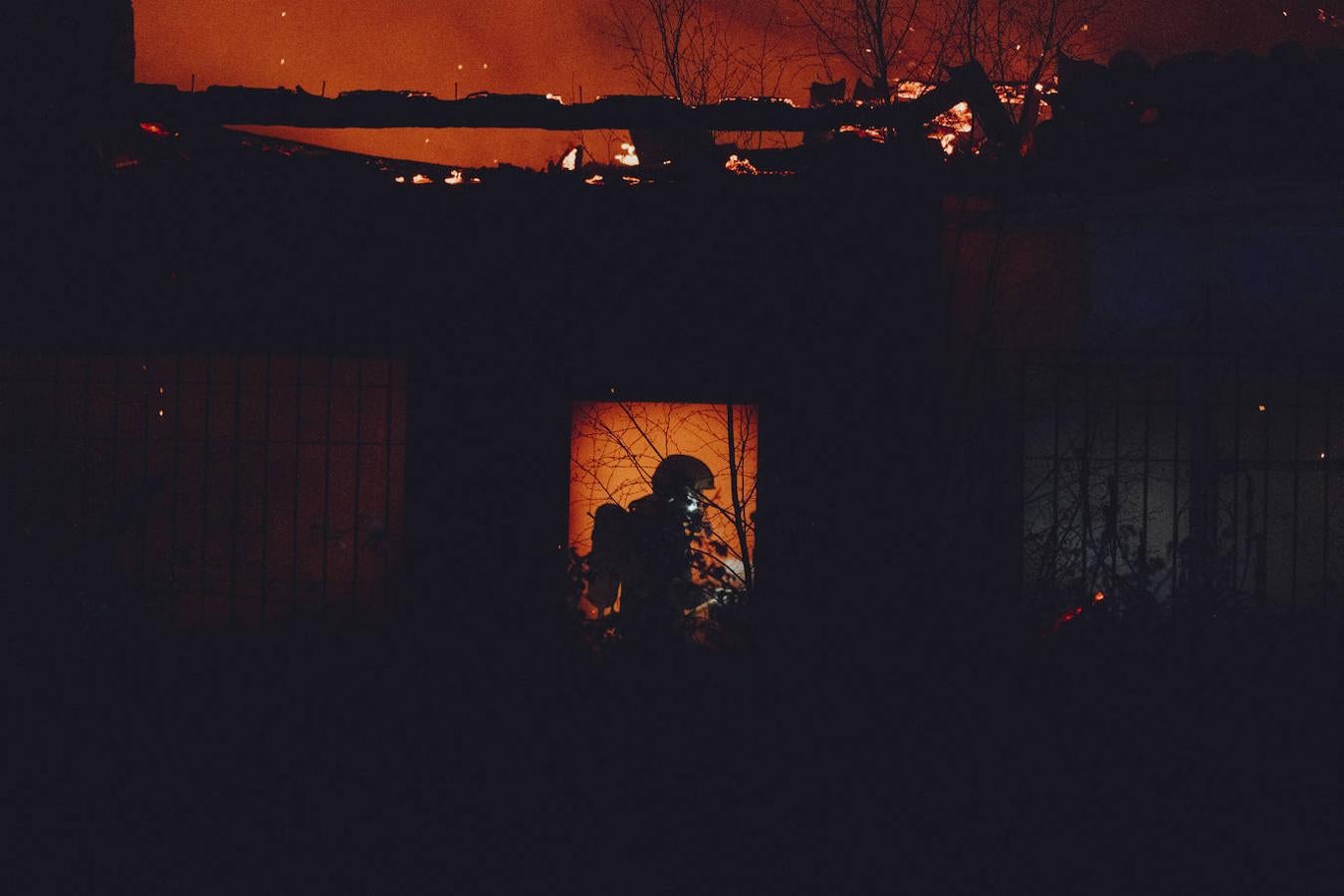 Brutal incendio en Ribadesella. Dos personas han resultado heridas de consideración, con quemaduras de gravedad. La vivienda, de una planta y ubicada en las inmediaciones de la estación de tren, quedó afectada en su totalidad.