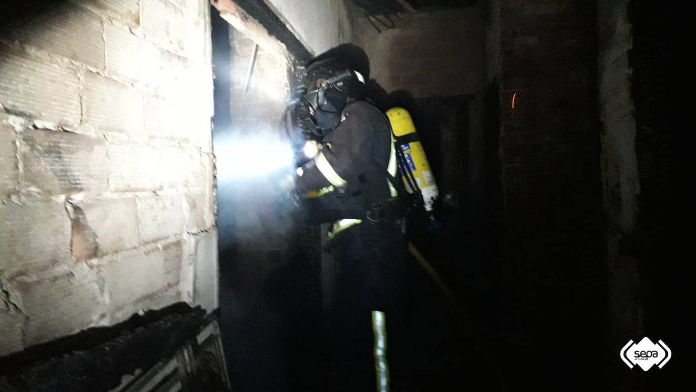 Brutal incendio en Ribadesella. Dos personas han resultado heridas de consideración, con quemaduras de gravedad. La vivienda, de una planta y ubicada en las inmediaciones de la estación de tren, quedó afectada en su totalidad.