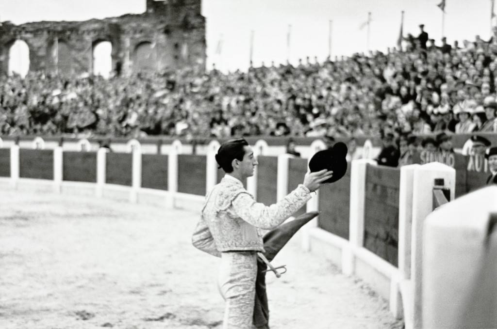 La plaza de toros de Oviedo data de 1889 y durante más de un siglo permaneció en actividad combinando las corridas taurinas con otras actividades lúdicas. A pesar de que en 2007 fue declarada Bien de Interés Cultural (BIC) la maleza y el abandono se ciernen sobre ella. Ayer, el Consejo de Patrimonio respondió de forma positiva a la consulta del Ayuntamiento sobre el proyecto de reforma y adaptación a nuevos usos, que quizás escriba un nuevo futuro para el emplazamiento. 
