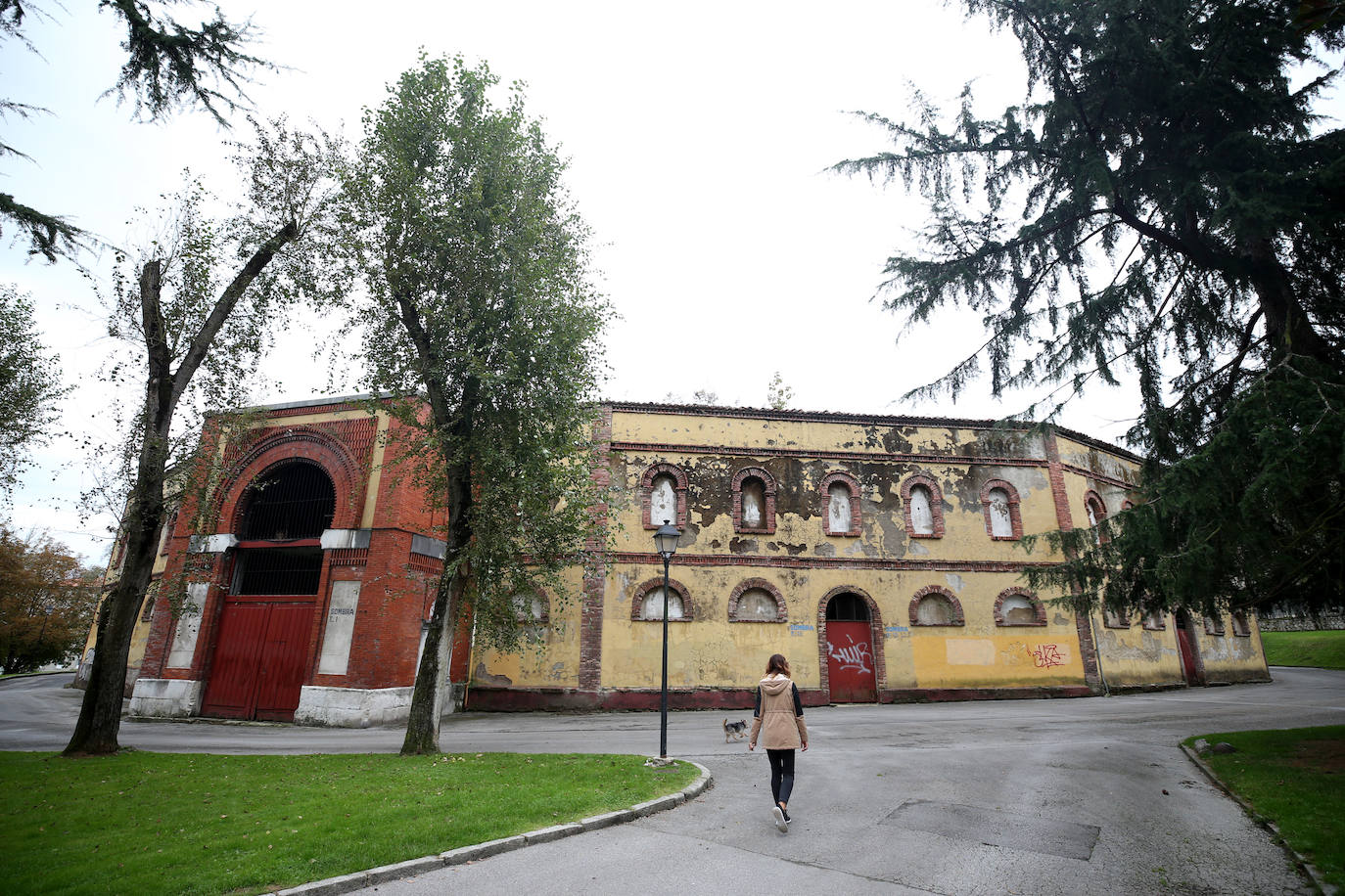 La plaza de toros de Oviedo data de 1889 y durante más de un siglo permaneció en actividad combinando las corridas taurinas con otras actividades lúdicas. A pesar de que en 2007 fue declarada Bien de Interés Cultural (BIC) la maleza y el abandono se ciernen sobre ella. Ayer, el Consejo de Patrimonio respondió de forma positiva a la consulta del Ayuntamiento sobre el proyecto de reforma y adaptación a nuevos usos, que quizás escriba un nuevo futuro para el emplazamiento. 