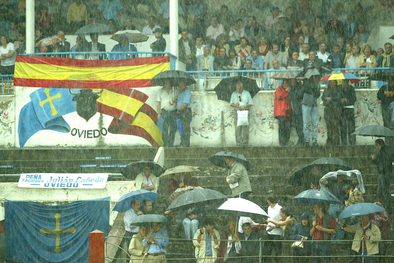 La plaza de toros de Oviedo data de 1889 y durante más de un siglo permaneció en actividad combinando las corridas taurinas con otras actividades lúdicas. A pesar de que en 2007 fue declarada Bien de Interés Cultural (BIC) la maleza y el abandono se ciernen sobre ella. Ayer, el Consejo de Patrimonio respondió de forma positiva a la consulta del Ayuntamiento sobre el proyecto de reforma y adaptación a nuevos usos, que quizás escriba un nuevo futuro para el emplazamiento. 