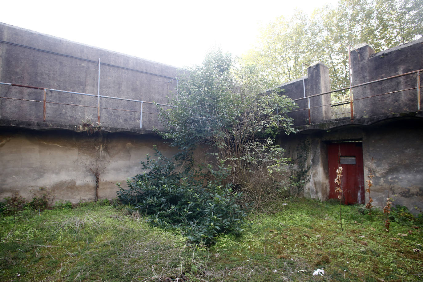 La plaza de toros de Oviedo data de 1889 y durante más de un siglo permaneció en actividad combinando las corridas taurinas con otras actividades lúdicas. A pesar de que en 2007 fue declarada Bien de Interés Cultural (BIC) la maleza y el abandono se ciernen sobre ella. Ayer, el Consejo de Patrimonio respondió de forma positiva a la consulta del Ayuntamiento sobre el proyecto de reforma y adaptación a nuevos usos, que quizás escriba un nuevo futuro para el emplazamiento. 