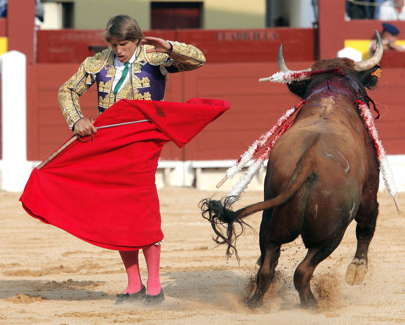 La plaza de toros de Oviedo data de 1889 y durante más de un siglo permaneció en actividad combinando las corridas taurinas con otras actividades lúdicas. A pesar de que en 2007 fue declarada Bien de Interés Cultural (BIC) la maleza y el abandono se ciernen sobre ella. Ayer, el Consejo de Patrimonio respondió de forma positiva a la consulta del Ayuntamiento sobre el proyecto de reforma y adaptación a nuevos usos, que quizás escriba un nuevo futuro para el emplazamiento. 