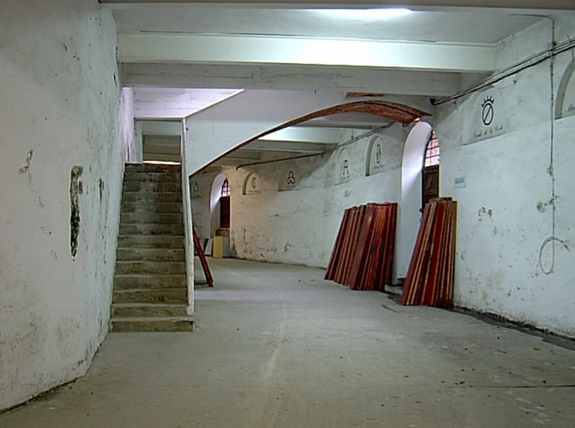 La plaza de toros de Oviedo data de 1889 y durante más de un siglo permaneció en actividad combinando las corridas taurinas con otras actividades lúdicas. A pesar de que en 2007 fue declarada Bien de Interés Cultural (BIC) la maleza y el abandono se ciernen sobre ella. Ayer, el Consejo de Patrimonio respondió de forma positiva a la consulta del Ayuntamiento sobre el proyecto de reforma y adaptación a nuevos usos, que quizás escriba un nuevo futuro para el emplazamiento. 