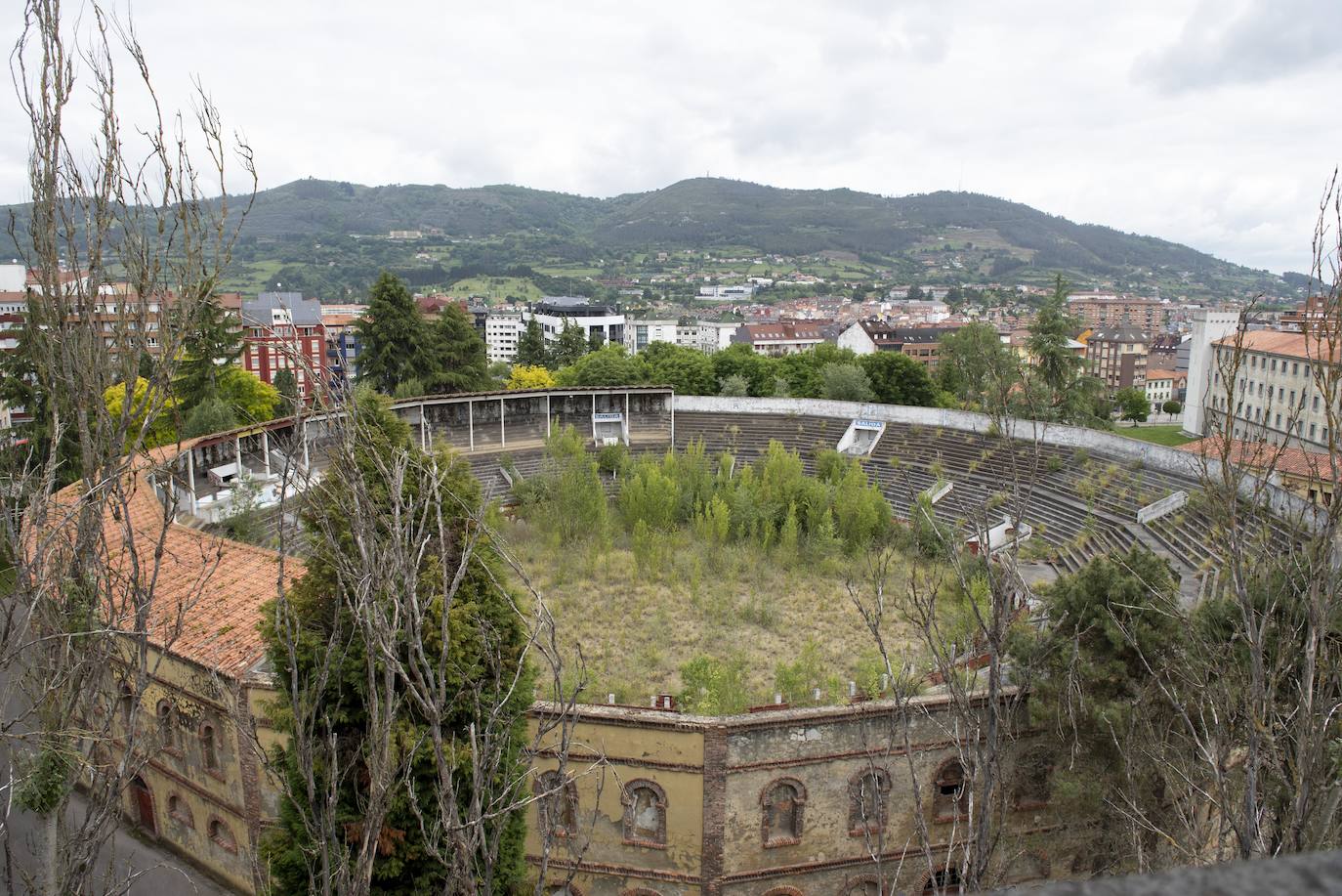 La plaza de toros de Oviedo data de 1889 y durante más de un siglo permaneció en actividad combinando las corridas taurinas con otras actividades lúdicas. A pesar de que en 2007 fue declarada Bien de Interés Cultural (BIC) la maleza y el abandono se ciernen sobre ella. Ayer, el Consejo de Patrimonio respondió de forma positiva a la consulta del Ayuntamiento sobre el proyecto de reforma y adaptación a nuevos usos, que quizás escriba un nuevo futuro para el emplazamiento. 