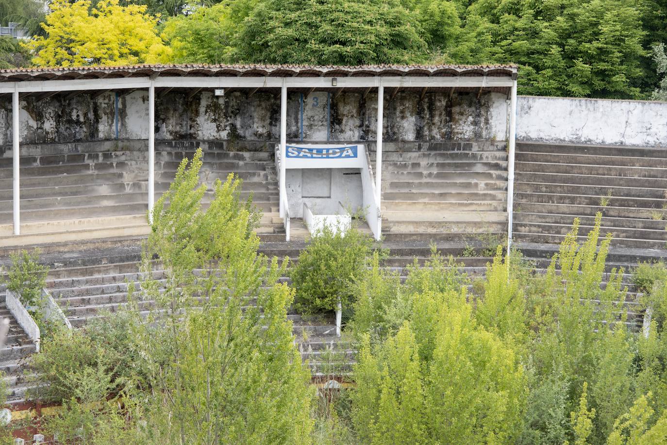 La plaza de toros de Oviedo data de 1889 y durante más de un siglo permaneció en actividad combinando las corridas taurinas con otras actividades lúdicas. A pesar de que en 2007 fue declarada Bien de Interés Cultural (BIC) la maleza y el abandono se ciernen sobre ella. Ayer, el Consejo de Patrimonio respondió de forma positiva a la consulta del Ayuntamiento sobre el proyecto de reforma y adaptación a nuevos usos, que quizás escriba un nuevo futuro para el emplazamiento. 