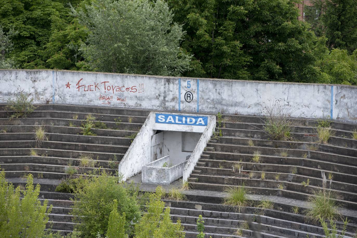 La plaza de toros de Oviedo data de 1889 y durante más de un siglo permaneció en actividad combinando las corridas taurinas con otras actividades lúdicas. A pesar de que en 2007 fue declarada Bien de Interés Cultural (BIC) la maleza y el abandono se ciernen sobre ella. Ayer, el Consejo de Patrimonio respondió de forma positiva a la consulta del Ayuntamiento sobre el proyecto de reforma y adaptación a nuevos usos, que quizás escriba un nuevo futuro para el emplazamiento. 