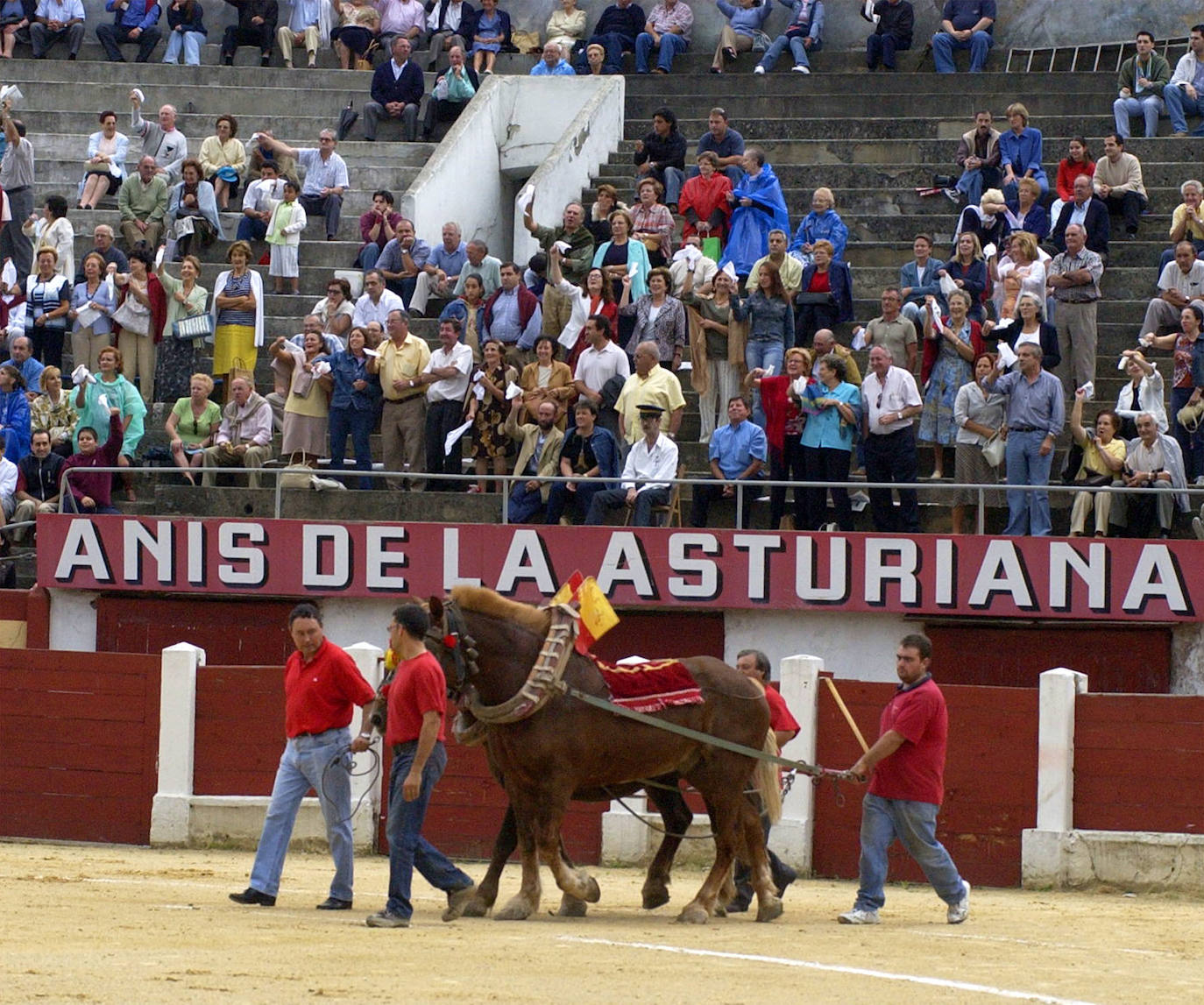 La plaza de toros de Oviedo data de 1889 y durante más de un siglo permaneció en actividad combinando las corridas taurinas con otras actividades lúdicas. A pesar de que en 2007 fue declarada Bien de Interés Cultural (BIC) la maleza y el abandono se ciernen sobre ella. Ayer, el Consejo de Patrimonio respondió de forma positiva a la consulta del Ayuntamiento sobre el proyecto de reforma y adaptación a nuevos usos, que quizás escriba un nuevo futuro para el emplazamiento. 