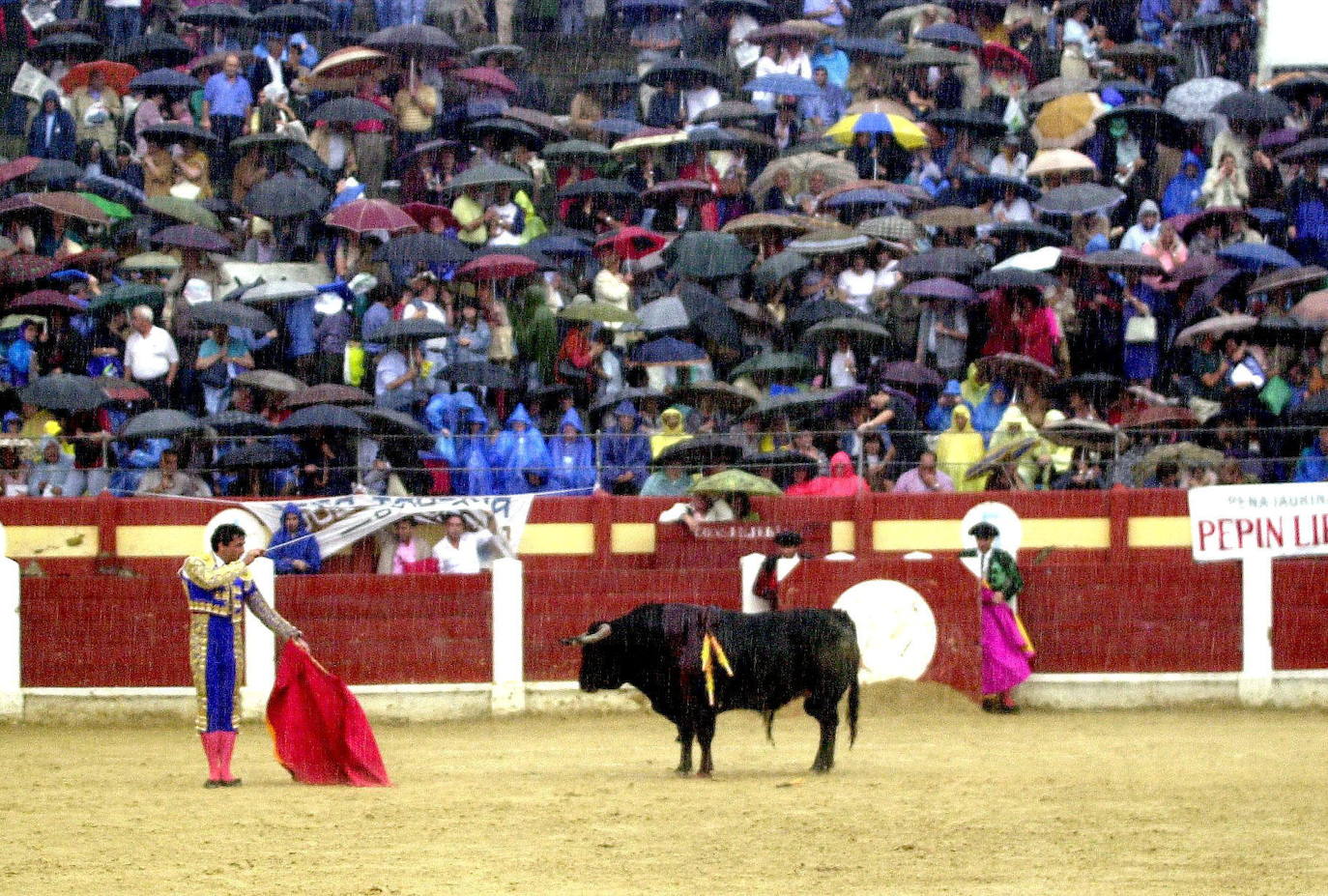 La plaza de toros de Oviedo data de 1889 y durante más de un siglo permaneció en actividad combinando las corridas taurinas con otras actividades lúdicas. A pesar de que en 2007 fue declarada Bien de Interés Cultural (BIC) la maleza y el abandono se ciernen sobre ella. Ayer, el Consejo de Patrimonio respondió de forma positiva a la consulta del Ayuntamiento sobre el proyecto de reforma y adaptación a nuevos usos, que quizás escriba un nuevo futuro para el emplazamiento. 