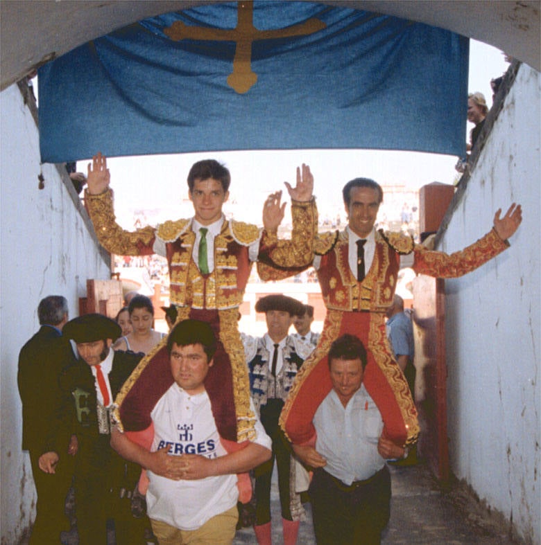 La plaza de toros de Oviedo data de 1889 y durante más de un siglo permaneció en actividad combinando las corridas taurinas con otras actividades lúdicas. A pesar de que en 2007 fue declarada Bien de Interés Cultural (BIC) la maleza y el abandono se ciernen sobre ella. Ayer, el Consejo de Patrimonio respondió de forma positiva a la consulta del Ayuntamiento sobre el proyecto de reforma y adaptación a nuevos usos, que quizás escriba un nuevo futuro para el emplazamiento. 