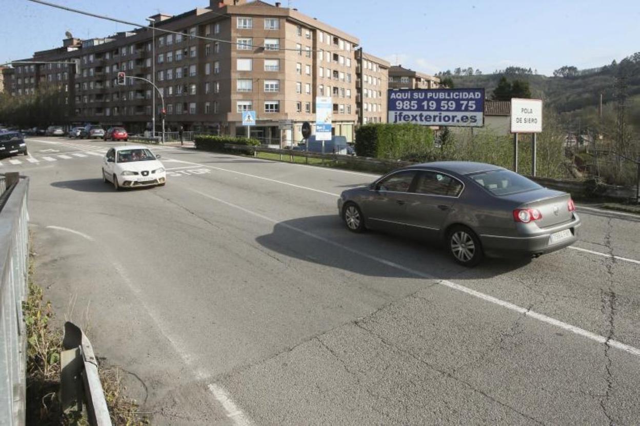 La entrada oeste a Pola de Siero donde se construirá la nueva rotonda y el ramal hacia La Isla. 