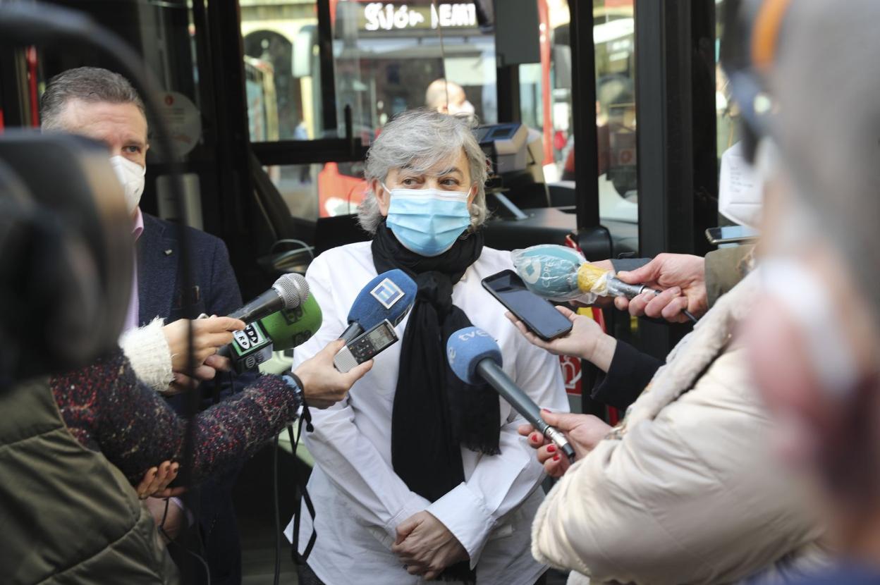 La alcaldesa, ayer, en la plaza Mayor. 