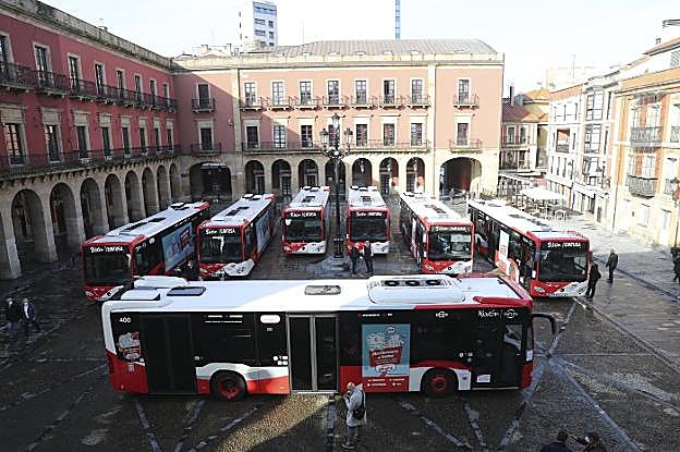 Los siete autobuses híbridos que hoy empezarán a circular, seis de ellos en la línea 10 y el séptimo en pruebas en distintas líneas. 