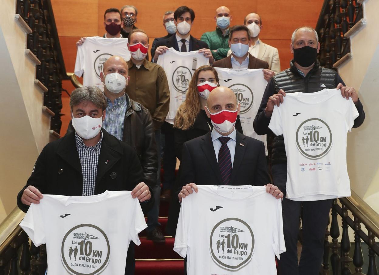 El edil Ramón Tuero, en primer plano a la izquierda, con Antonio Corripio, presidente del Grupo, ayer en el Ayuntamiento de Gijón en la presentación de la prueba junto a colaboradores y patrocinadores. 