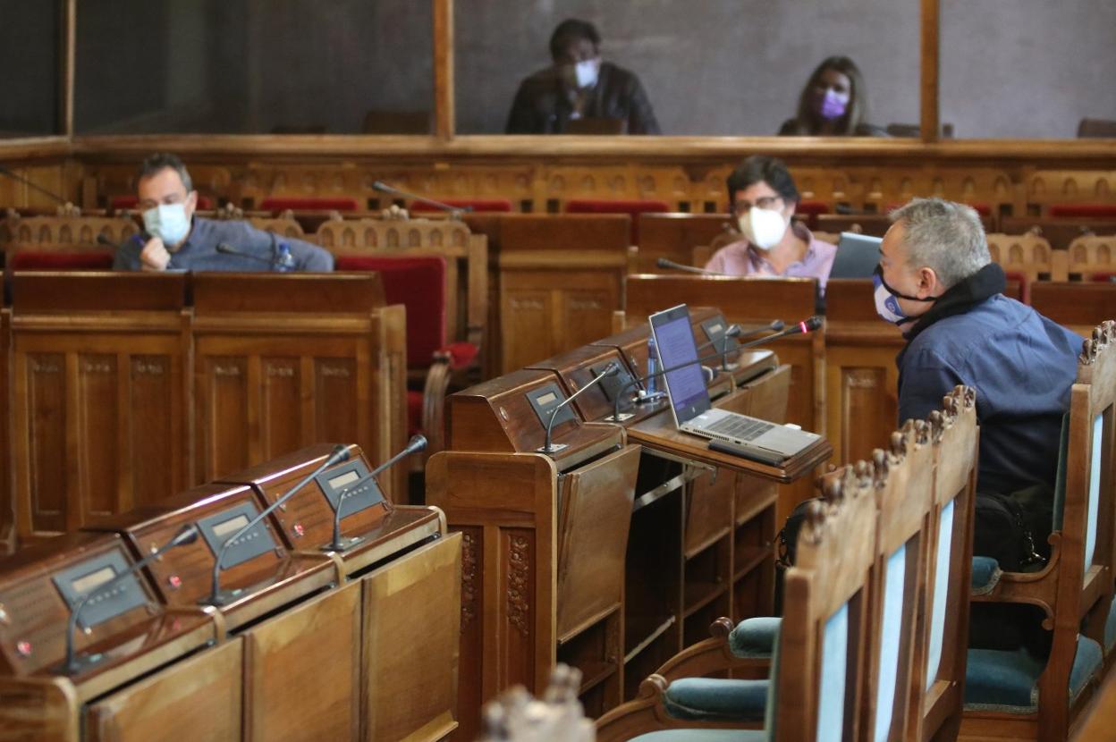 Ovidio Zapico y Fermín Bravo, el martes, en la comisión. 