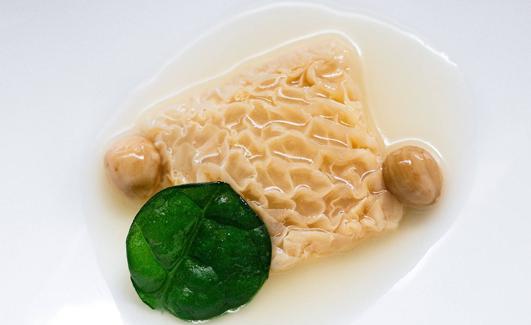 Callos cocinados en pieles de Bacalao y garbanzos de árbol, de Casa Marcial 