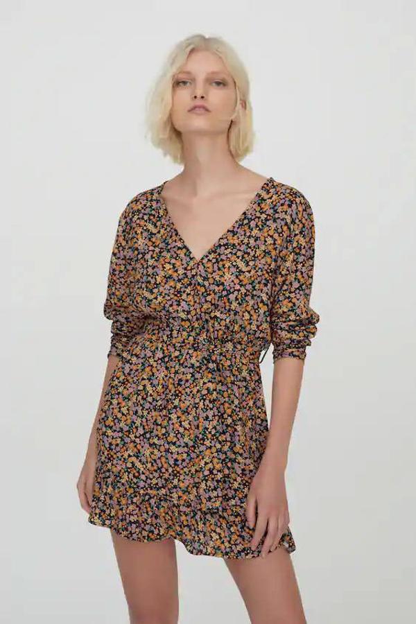 Vestido con escote en pico y estampado floral de Pull & Bear, 29,99 euros.