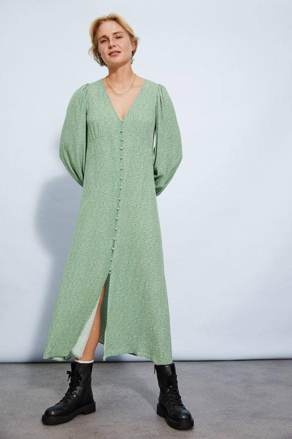 Vestido con manga puffy en verde y con estampado floral de H&M, 29,99 euros.