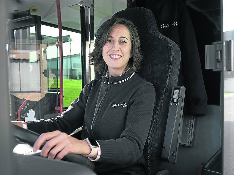 Lola AbadConductora de Emtusa «Al principio, en el año 2000, a los pasajeros les chocaba ver conductoras, pero sobre todo porque fue noticia»