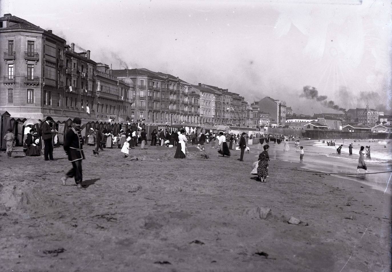 Un paseo por la historia gráfica de la playa de San Lorenzo que arranca con una reproducción de 1900 permite comprobar si el paso de los años han cambiado la orografía y el aspecto del arenal después de que el Ministerio de Transición Ecológica y el Reto Demográfico augurara en un informe que Gijón sufrirá daños anuales de 10 millones por la subida del mar debido al cambio climático