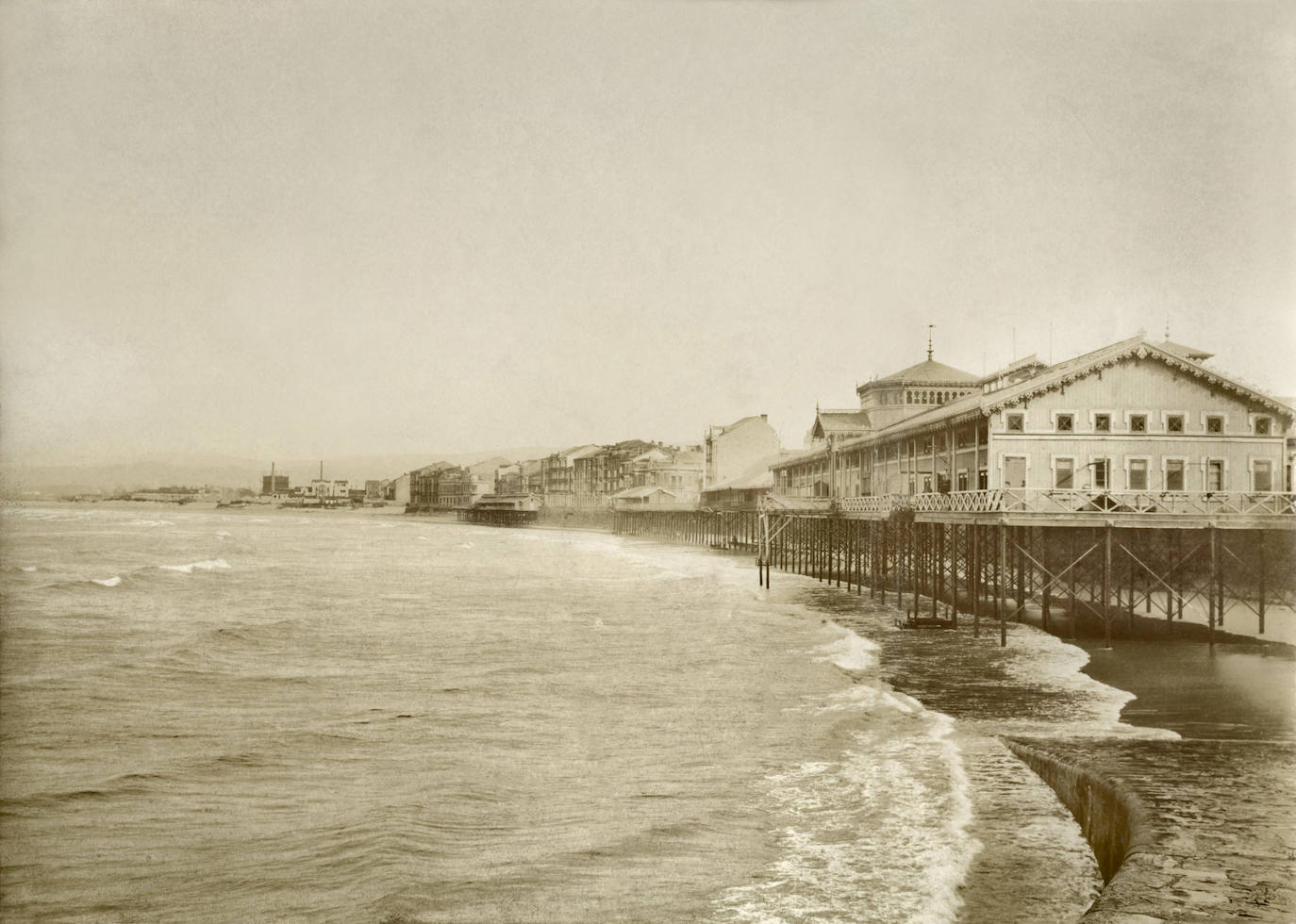 Un paseo por la historia gráfica de la playa de San Lorenzo que arranca con una reproducción de 1900 permite comprobar si el paso de los años han cambiado la orografía y el aspecto del arenal después de que el Ministerio de Transición Ecológica y el Reto Demográfico augurara en un informe que Gijón sufrirá daños anuales de 10 millones por la subida del mar debido al cambio climático