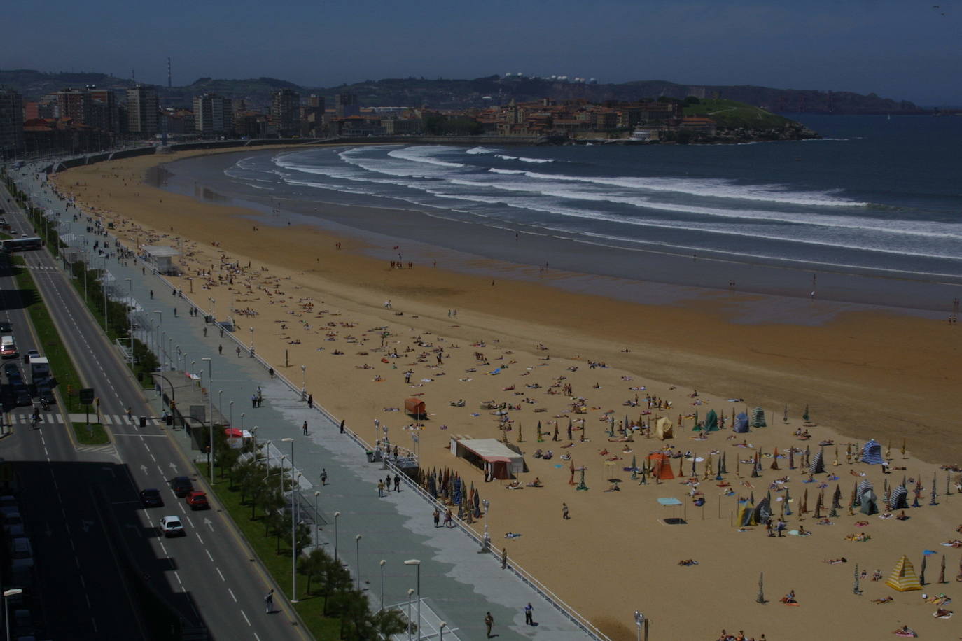 Un paseo por la historia gráfica de la playa de San Lorenzo que arranca con una reproducción de 1900 permite comprobar si el paso de los años han cambiado la orografía y el aspecto del arenal después de que el Ministerio de Transición Ecológica y el Reto Demográfico augurara en un informe que Gijón sufrirá daños anuales de 10 millones por la subida del mar debido al cambio climático