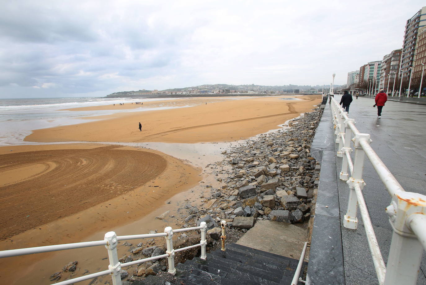 Un paseo por la historia gráfica de la playa de San Lorenzo que arranca con una reproducción de 1900 permite comprobar si el paso de los años han cambiado la orografía y el aspecto del arenal después de que el Ministerio de Transición Ecológica y el Reto Demográfico augurara en un informe que Gijón sufrirá daños anuales de 10 millones por la subida del mar debido al cambio climático