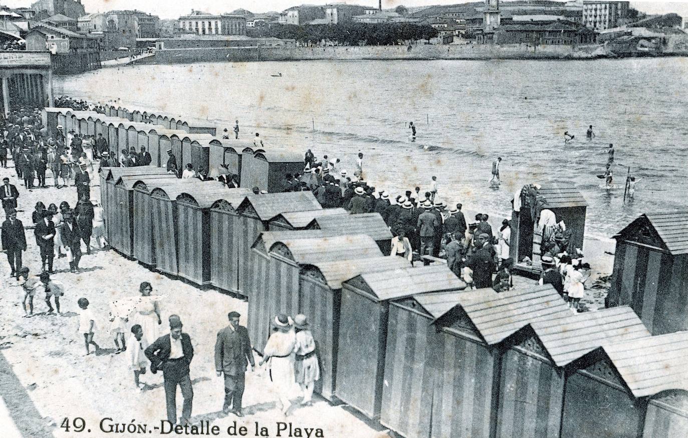 Un paseo por la historia gráfica de la playa de San Lorenzo que arranca con una reproducción de 1900 permite comprobar si el paso de los años han cambiado la orografía y el aspecto del arenal después de que el Ministerio de Transición Ecológica y el Reto Demográfico augurara en un informe que Gijón sufrirá daños anuales de 10 millones por la subida del mar debido al cambio climático