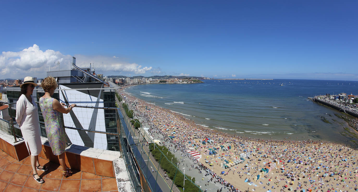 Un paseo por la historia gráfica de la playa de San Lorenzo que arranca con una reproducción de 1900 permite comprobar si el paso de los años han cambiado la orografía y el aspecto del arenal después de que el Ministerio de Transición Ecológica y el Reto Demográfico augurara en un informe que Gijón sufrirá daños anuales de 10 millones por la subida del mar debido al cambio climático