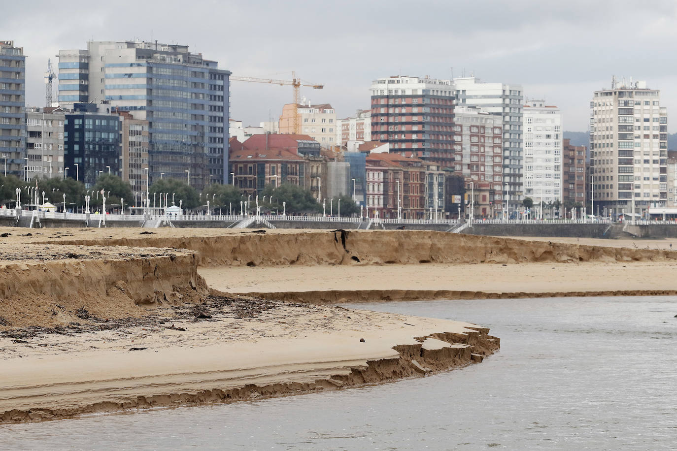 Un paseo por la historia gráfica de la playa de San Lorenzo que arranca con una reproducción de 1900 permite comprobar si el paso de los años han cambiado la orografía y el aspecto del arenal después de que el Ministerio de Transición Ecológica y el Reto Demográfico augurara en un informe que Gijón sufrirá daños anuales de 10 millones por la subida del mar debido al cambio climático