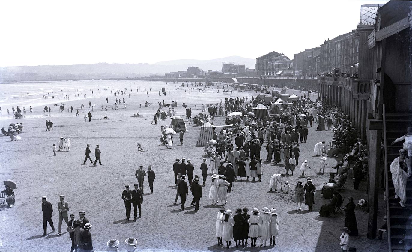 Un paseo por la historia gráfica de la playa de San Lorenzo que arranca con una reproducción de 1900 permite comprobar si el paso de los años han cambiado la orografía y el aspecto del arenal después de que el Ministerio de Transición Ecológica y el Reto Demográfico augurara en un informe que Gijón sufrirá daños anuales de 10 millones por la subida del mar debido al cambio climático