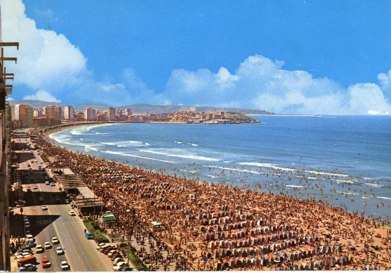 Un paseo por la historia gráfica de la playa de San Lorenzo que arranca con una reproducción de 1900 permite comprobar si el paso de los años han cambiado la orografía y el aspecto del arenal después de que el Ministerio de Transición Ecológica y el Reto Demográfico augurara en un informe que Gijón sufrirá daños anuales de 10 millones por la subida del mar debido al cambio climático