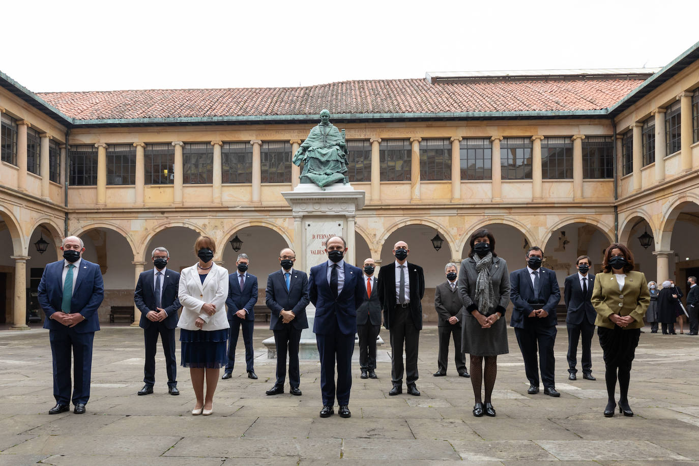 Este viernes tuvo lugar el acto de toma de posesión de los nuevos vicerrectores de la Universidad de Oviedo, en un acto celebrado en el Paraninfo del edificio histórico y al que asistieron los exrectores Santiago García Granda, Juan Vázquez y Vicente Gotor.