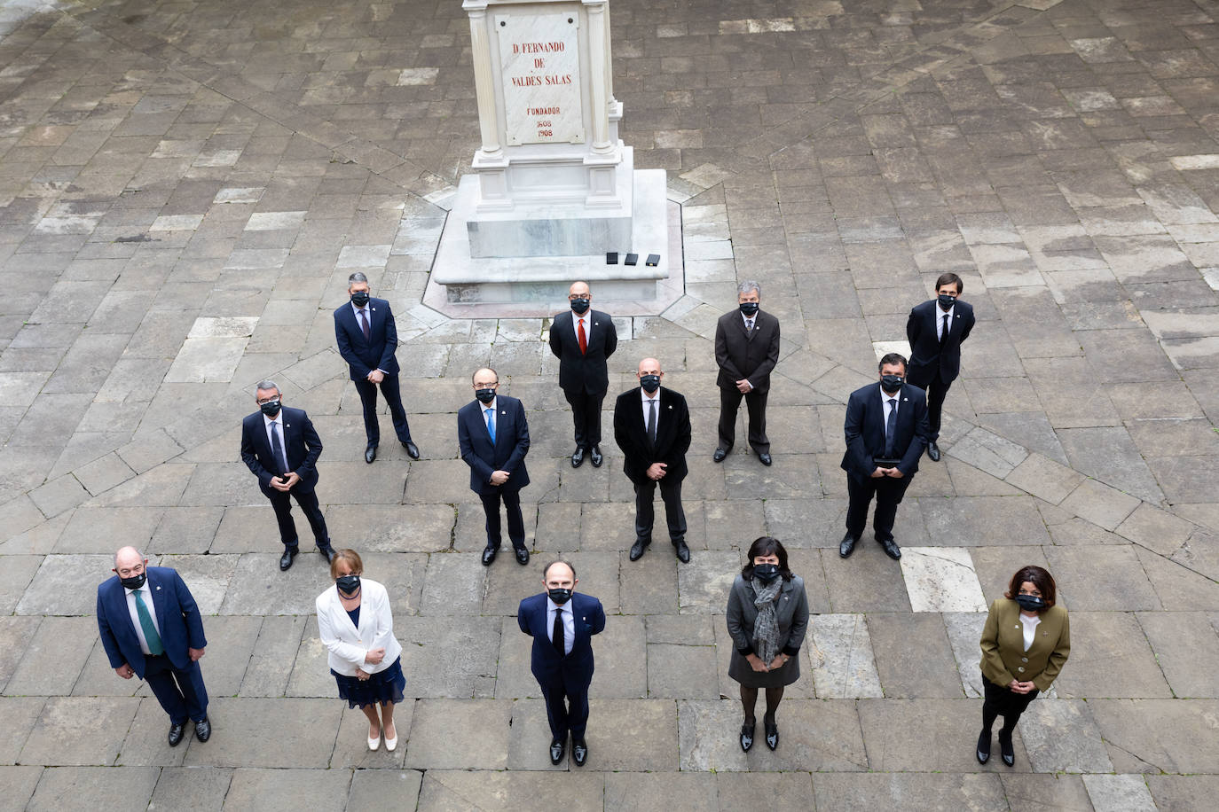 Este viernes tuvo lugar el acto de toma de posesión de los nuevos vicerrectores de la Universidad de Oviedo, en un acto celebrado en el Paraninfo del edificio histórico y al que asistieron los exrectores Santiago García Granda, Juan Vázquez y Vicente Gotor.