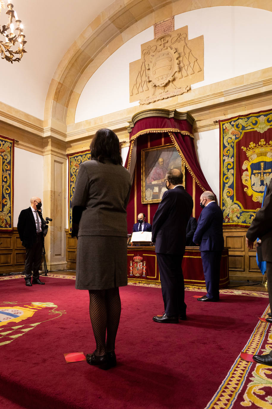 Este viernes tuvo lugar el acto de toma de posesión de los nuevos vicerrectores de la Universidad de Oviedo, en un acto celebrado en el Paraninfo del edificio histórico y al que asistieron los exrectores Santiago García Granda, Juan Vázquez y Vicente Gotor.