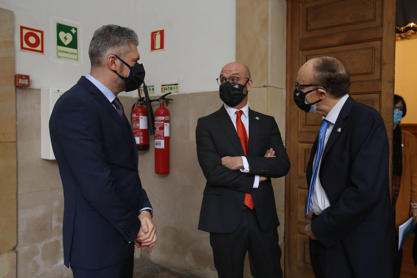 Este viernes tuvo lugar el acto de toma de posesión de los nuevos vicerrectores de la Universidad de Oviedo, en un acto celebrado en el Paraninfo del edificio histórico y al que asistieron los exrectores Santiago García Granda, Juan Vázquez y Vicente Gotor.