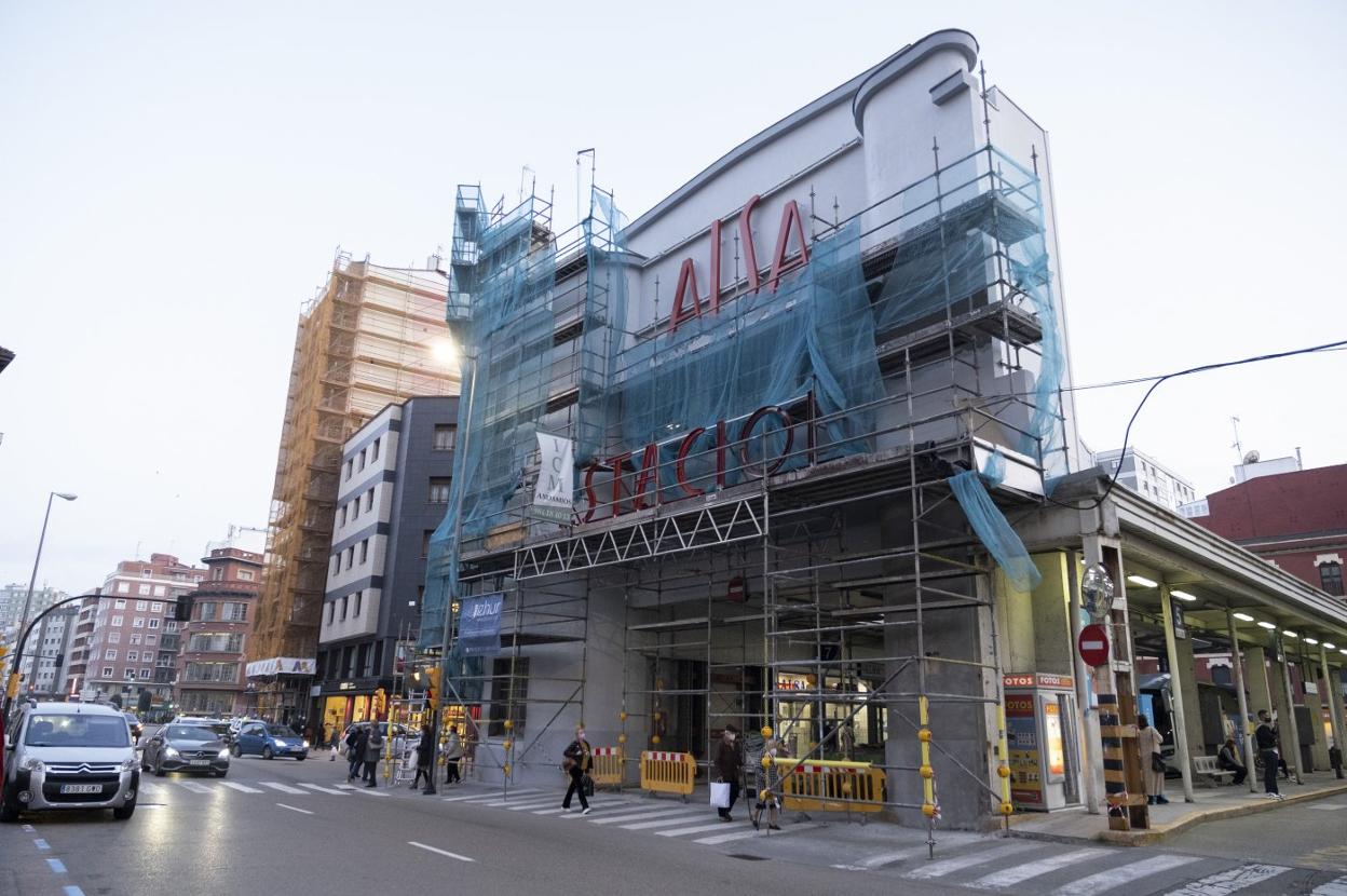 La estación, actualmente andamiada para un lavado de cara de la fachada. 