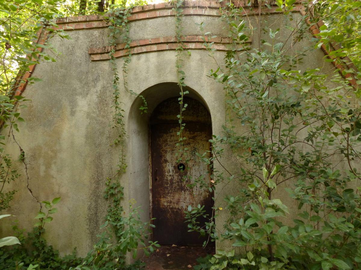 BÚNKER DEL PARQUE DEL CAPRICHO (MADRID) | Situado en Alameda de Osuna, este parque esconde un búnker entre sus jardines.