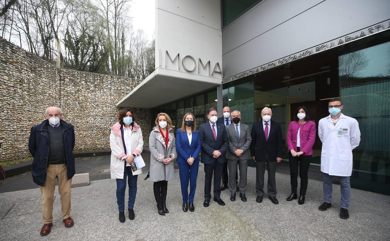 Ana Pastor, de azul, entre Teresa Mallada y Alfredo Canteli, en su visita de este viernes a las instalaciones del Imoma.