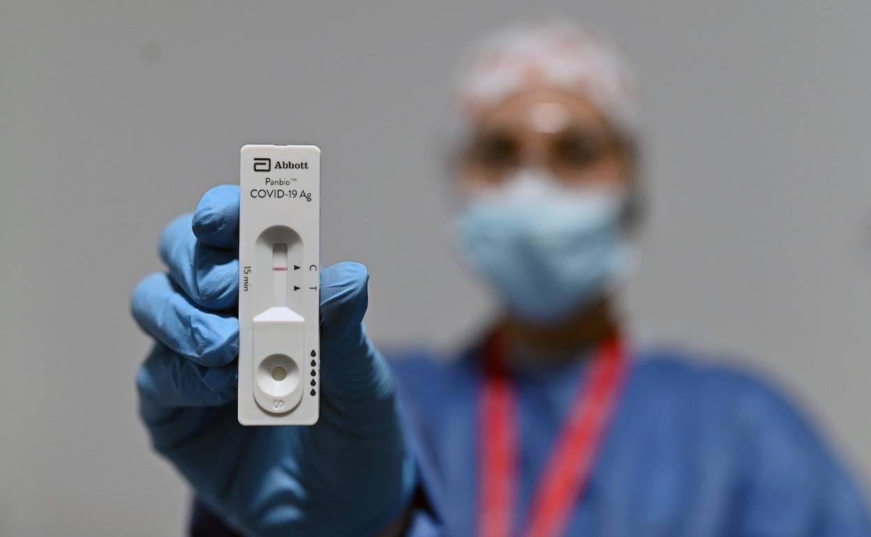 Una persona muestra un test de detección de coronavirus 