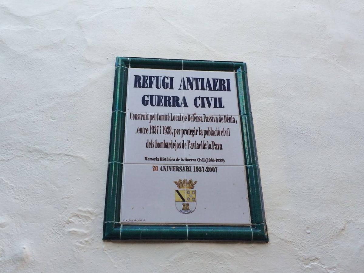 TÚNEL DEL CASTILLO DE DÉNIA (ALICANTE) | Este túnel-refugio, construido entre 1937-1938, atraviesa la colina del castillo. El túnel cuenta con 200 metros y se construyó justo bajo la roca del castillo para servir de refugio a la población civil cuando se producían bombardeos de la Aviación Nacional.